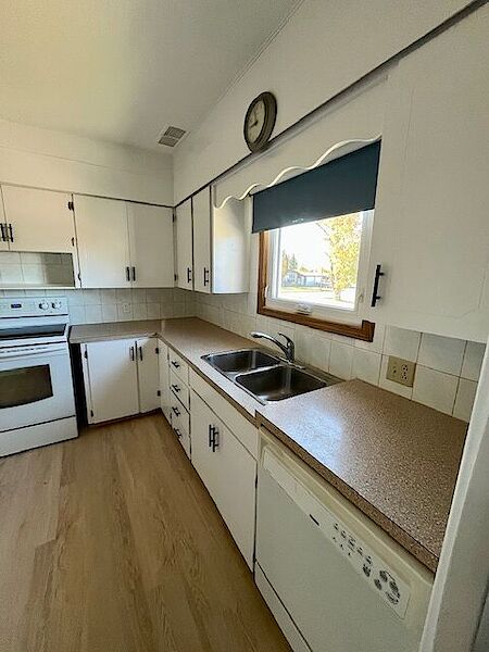 Redcliff 2 bedrooms Duplex for rent. Property photo: 684569-2