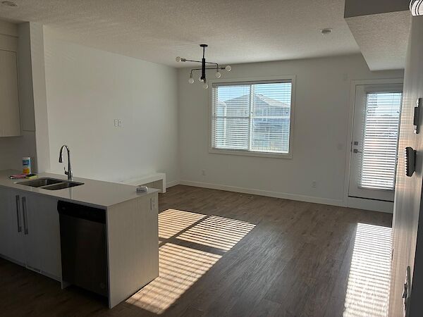 Calgary 4 bedrooms Townhouse for rent. Property photo: 684623-2