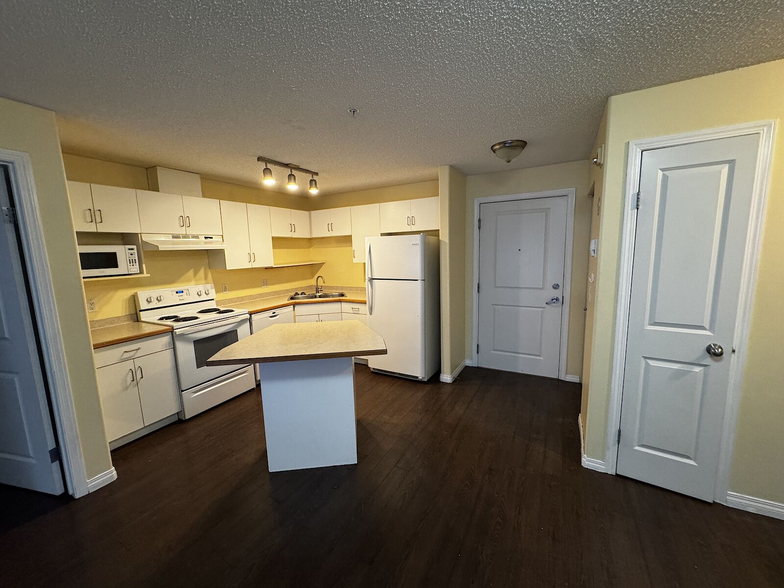 Edmonton 2 bedrooms Condo Unit for rent. Property photo: 684674-1