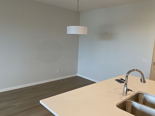 Calgary 4 bedrooms House for rent. Property photo: 684750-3