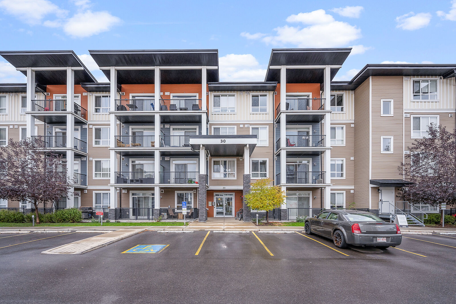 Calgary 2 bedrooms Condo Unit for rent. Property photo: 684765-1