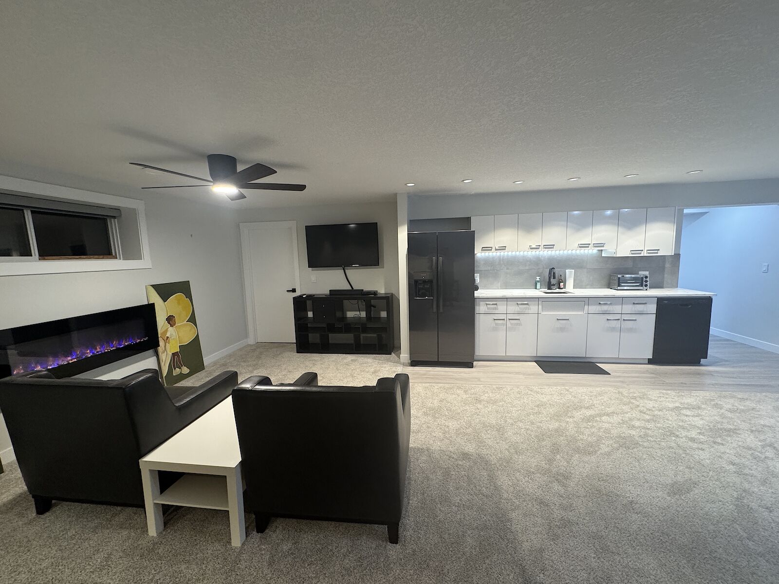 Calgary studio Basement for rent. Property photo: 684840-1