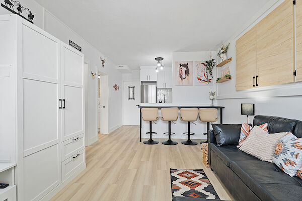 Calgary studio Condo Unit for rent. Property photo: 684901-2