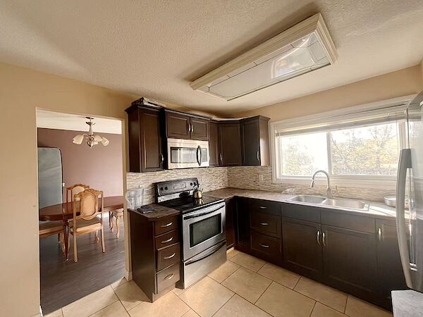 Calgary 4 bedrooms Main Floor for rent. Property photo: 685316-2
