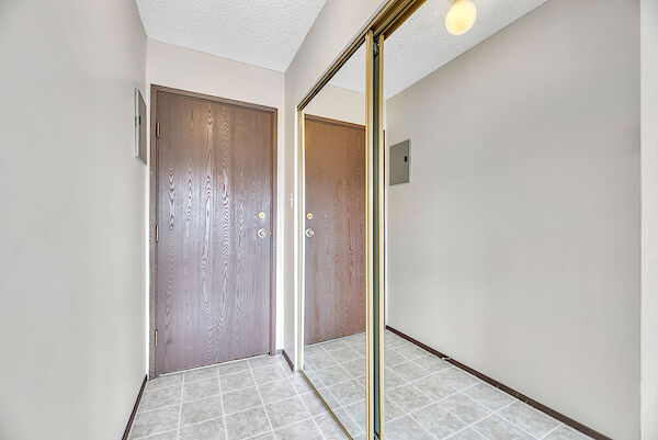 Calgary 1 bedroom Condo Unit for rent. Property photo: 685450-3