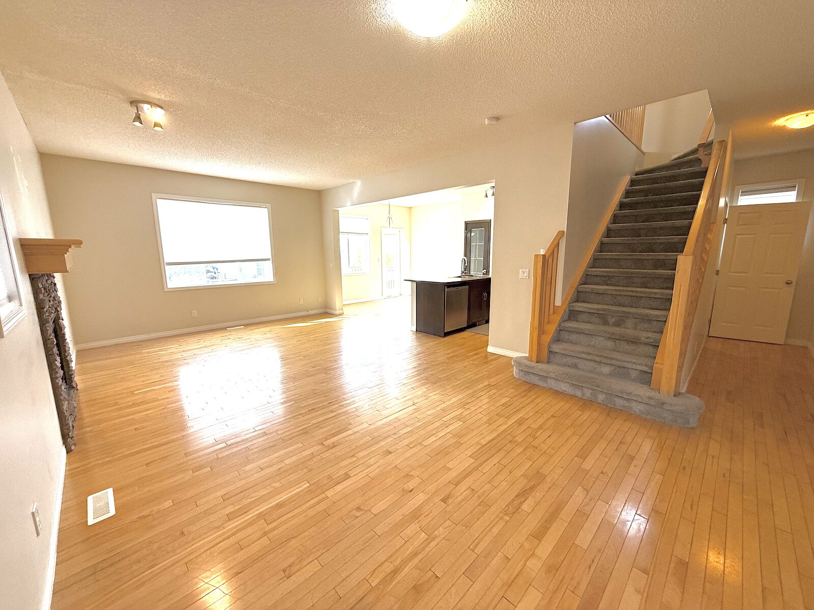 Okotoks 4 bedrooms House for rent. Property photo: 685599-1