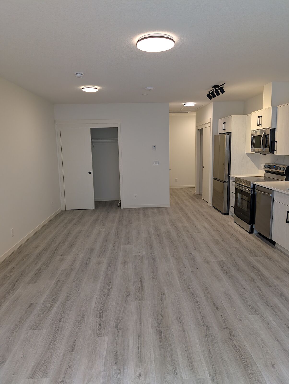 Calgary studio Condo Unit for rent. Property photo: 686143-1