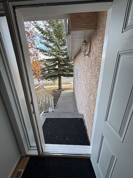 Calgary 4 + Den bedrooms House for rent. Property photo: 686226-3