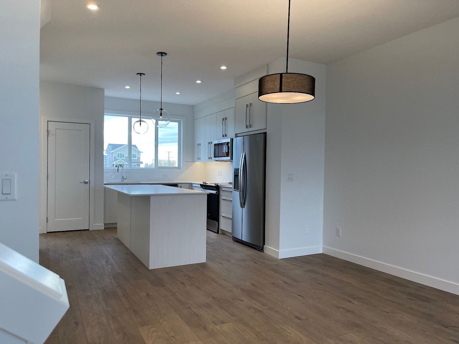 Chestermere 4 bedrooms House for rent. Property photo: 686460-1