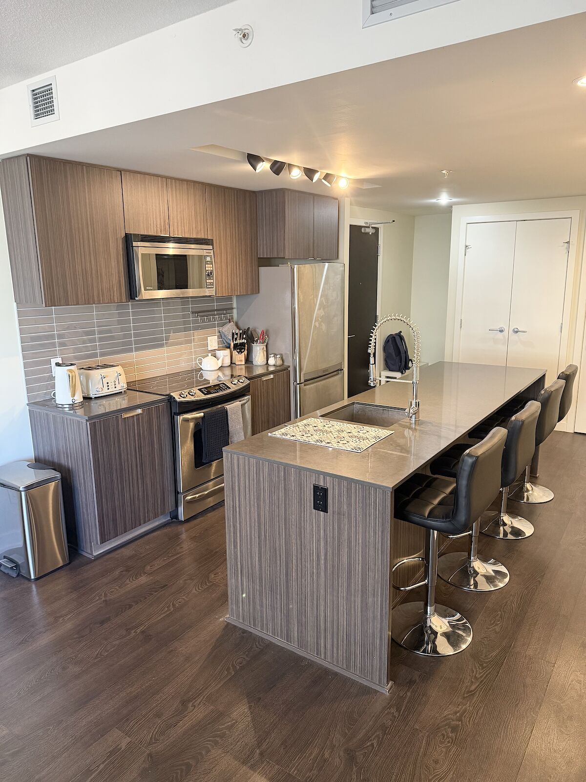 Calgary 1 bedroom Condo Unit for rent. Property photo: 686869-1