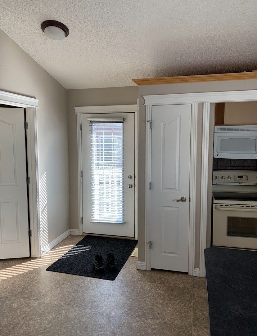 Calgary studio Garage Suite for rent. Property photo: 687040-1
