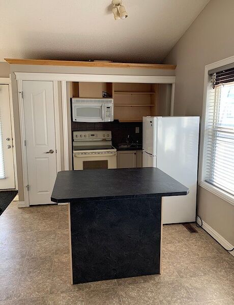 Calgary studio Garage Suite for rent. Property photo: 687040-2