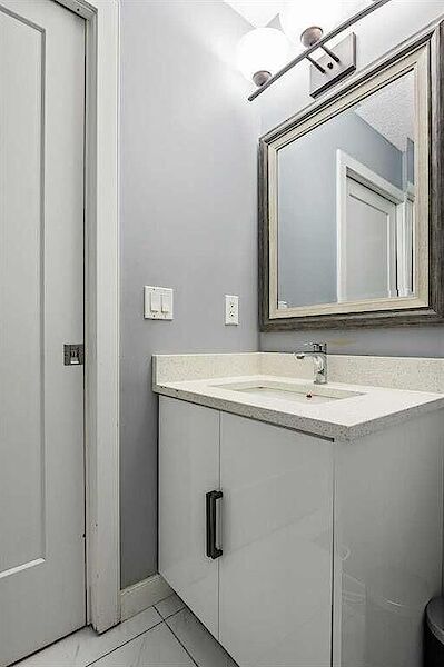 Calgary 4 bedrooms House for rent. Property photo: 687125-3