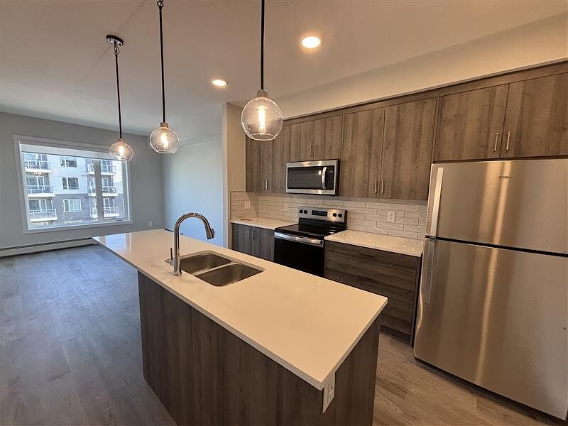 Calgary 2 bedrooms Condo Unit for rent. Property photo: 687390-1