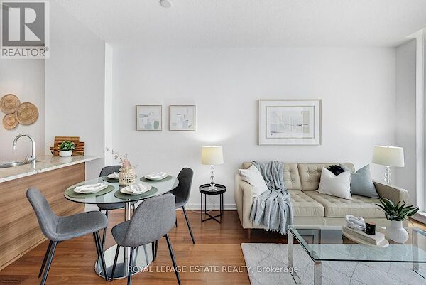 Toronto 2 bedrooms Apartment for rent. Property photo: 687624-2
