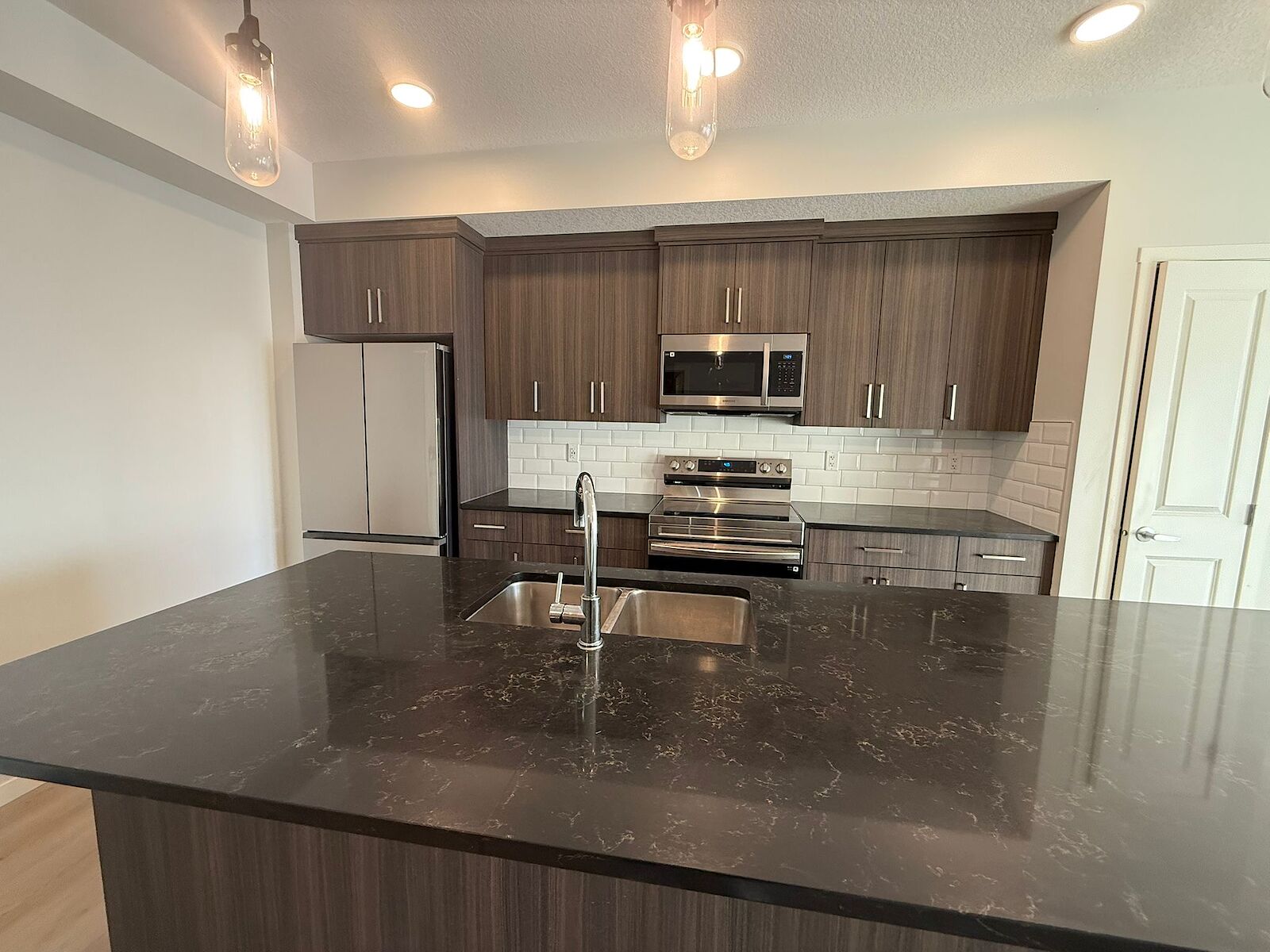 Calgary 2 bedrooms Condo Unit for rent. Property photo: 687643-1