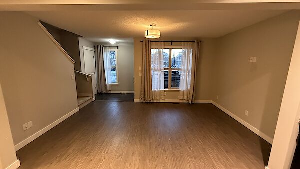 Cochrane 3 bedrooms Townhouse for rent. Property photo: 688146-2