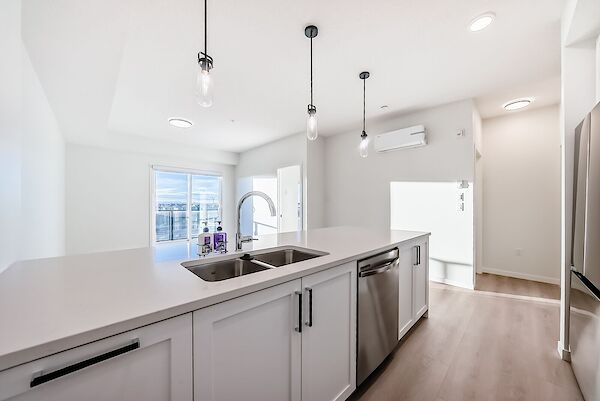 Calgary 2 bedrooms Condo Unit for rent. Property photo: 688522-2