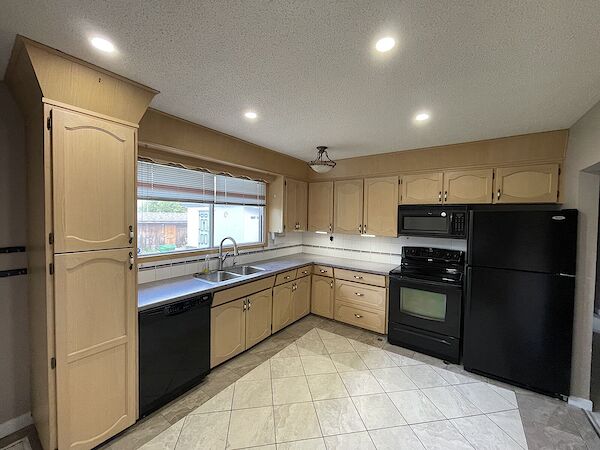 Calgary 3 + Den bedrooms Main Floor for rent. Property photo: 688572-3