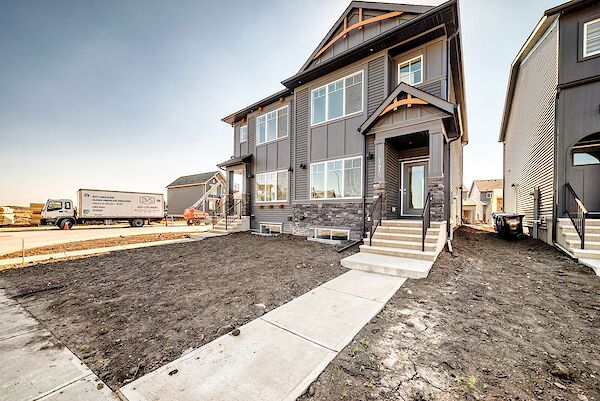 Calgary 3 + Den bedrooms Main Floor for rent. Property photo: 688778-2