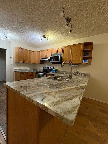 Edmonton 5 + Den bedrooms House for rent. Property photo: 688943-3