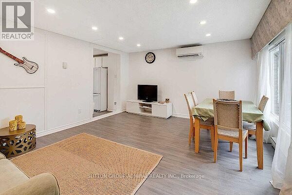 Toronto 3 bedrooms Townhouse for rent. Property photo: 688972-3