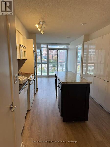 Toronto 2 bedrooms Apartment for rent. Property photo: 689025-2