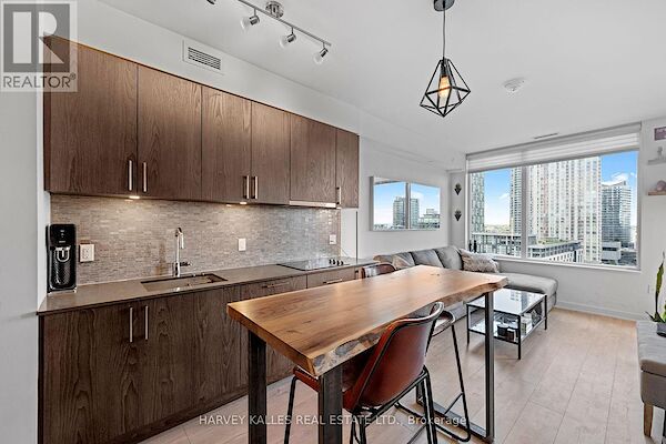 Toronto 2 bedrooms Apartment for rent. Property photo: 689346-3