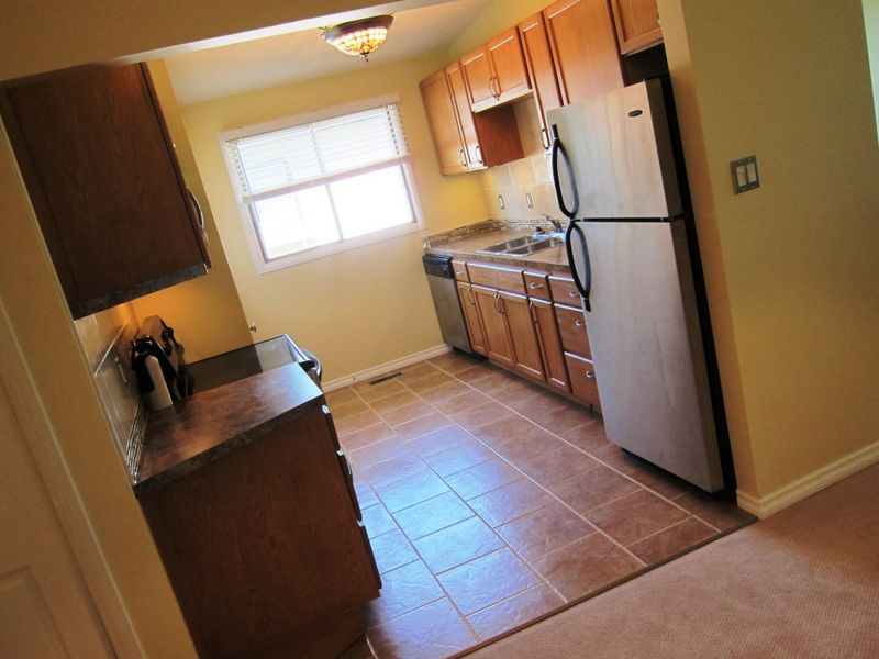 Stainless+Steel+Appliance+%26amp%3B+Oak+Cabnets Calgary 3 bedrooms Main Floor for rent. Property photo: 78862-1