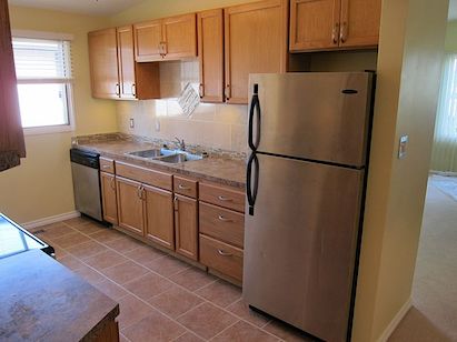 Detailed+Glass+Backsplash+with+Under+the+Cabinet+Lighting Calgary 3 bedrooms Main Floor for rent. Property photo: 78862-3