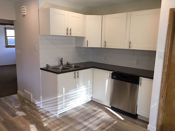 New+sink+countertops+and+cupboard Calgary 3 bedrooms Main Floor for rent. Property photo: 82482-3
