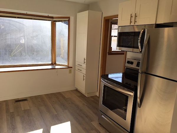 Enjoy+the+bay+window+in+the+kitchen Calgary 3 bedrooms Main Floor for rent. Property photo: 82482-2