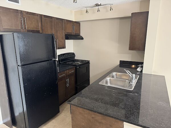 Calgary 2 + Den bedrooms Condo Unit for rent. Property photo: 87767-2
