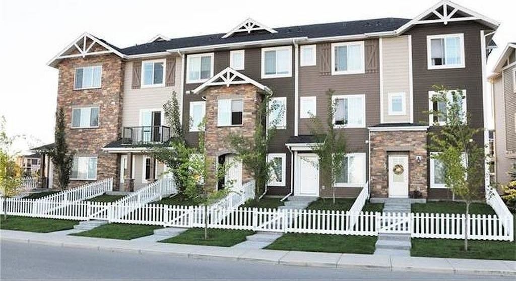 Seconds+from+Safeway+restaurants+etc+ Chestermere 2 bedrooms Townhouse for rent. Property photo: 88668-1