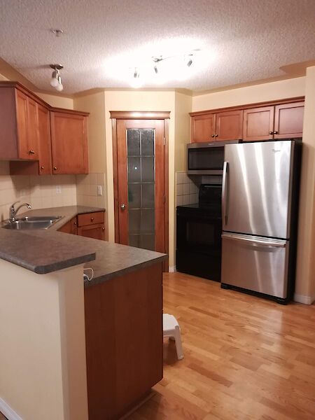 Calgary 2 + Den bedrooms Condo Unit for rent. Property photo: 89493-2